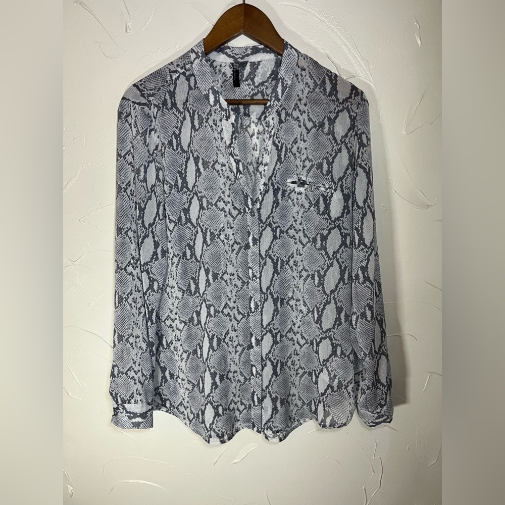 Kut from the Kloth Sinclaire Snake Print Button Down Blouse SZ Large - Picture 2 of 11